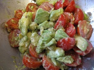 Salat mit Avocados und Tomaten